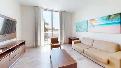 411 Jimmy Buffett Mem Hwy in Hollywood, FL - Building Photo - Building Photo