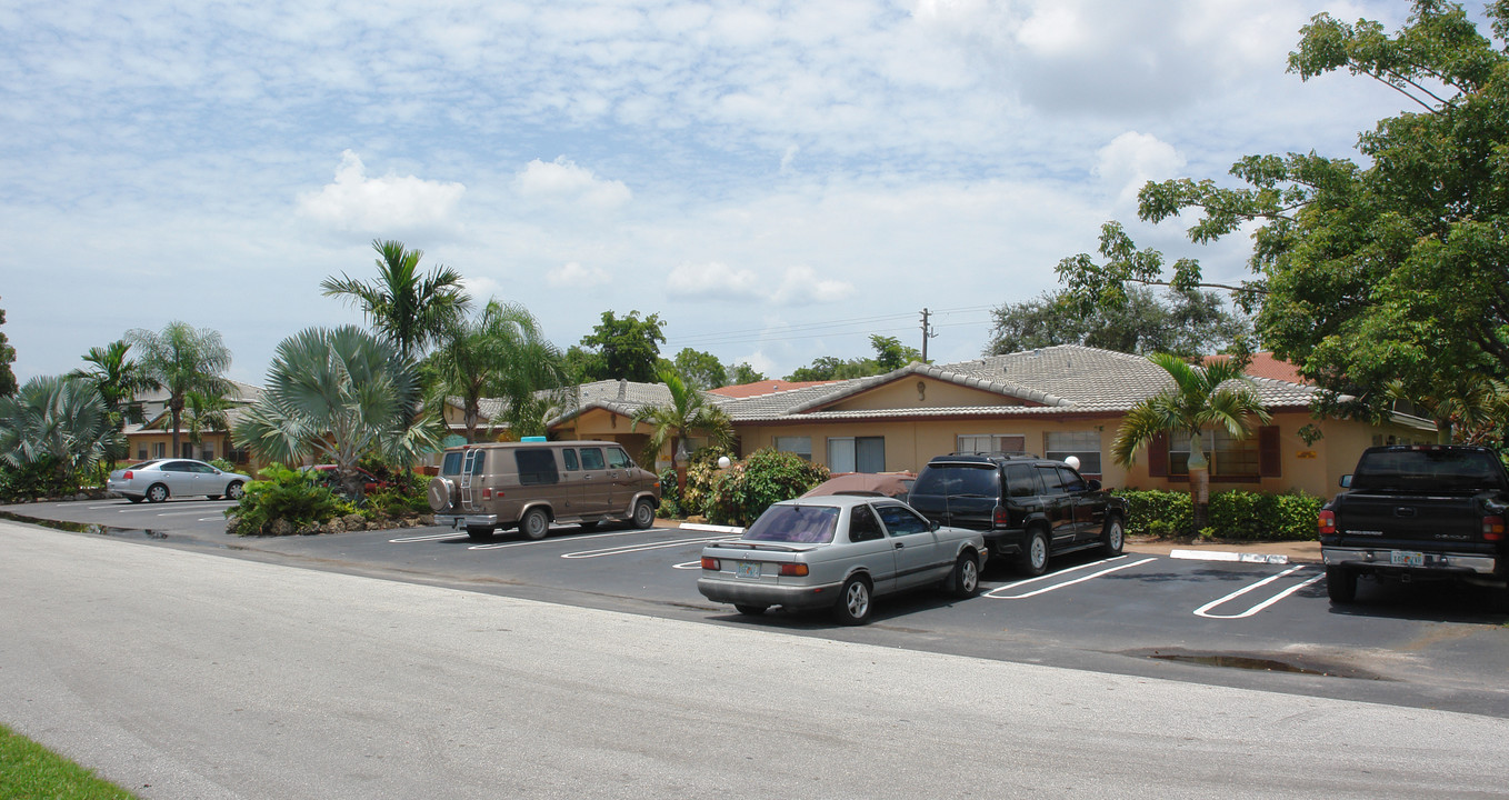 8601 NW 35th St in Coral Springs, FL - Building Photo