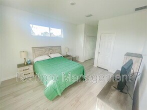 2805 Wells Ave in North Port, FL - Foto de edificio - Building Photo