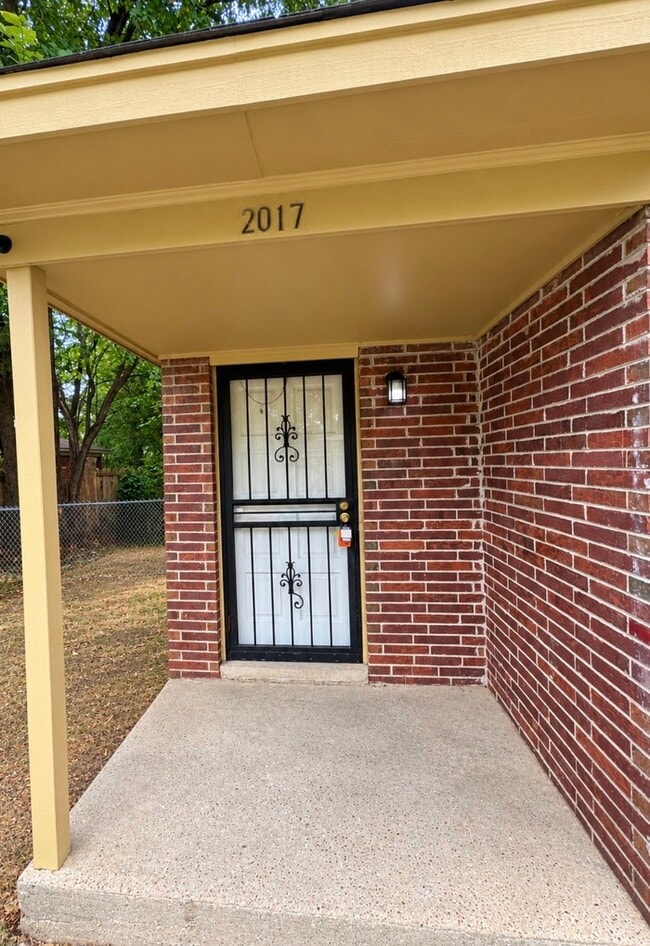property at 2017 Goldbrier Ln