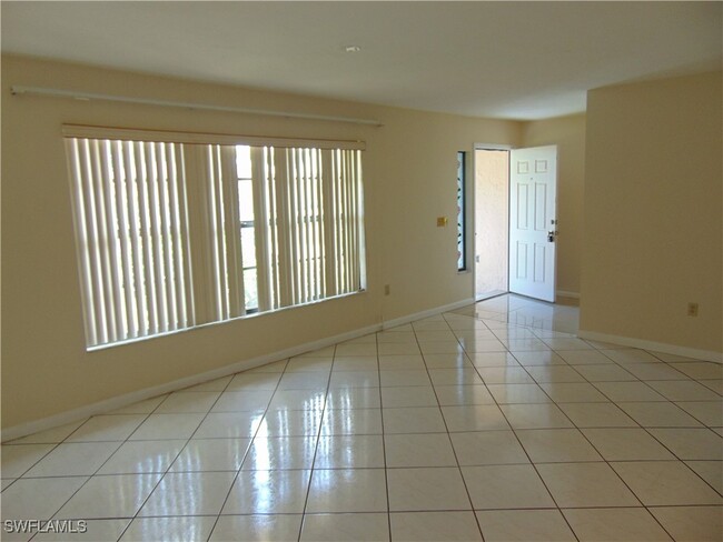 615 Lhommedieu St in Lehigh Acres, FL - Foto de edificio - Building Photo