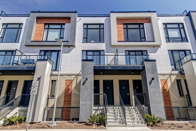 9 Steckley House Ln in Richmond Hill, ON - Building Photo - Building Photo