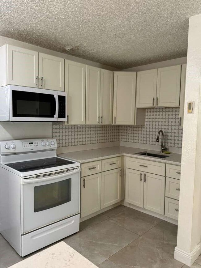 4350 NE 6th Ave in Deerfield Beach, FL - Foto de edificio - Building Photo