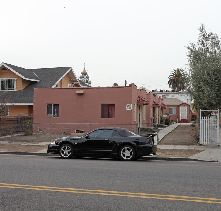 1327 N Hobar in Los Angeles, CA - Building Photo