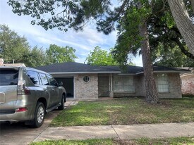 13611 Fernhill Dr in Sugar Land, TX - Building Photo