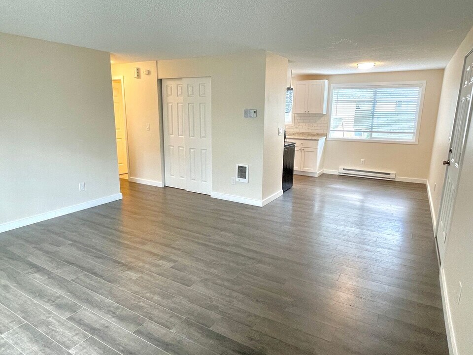 16825 SE Powell Blvd in Portland, OR - Building Photo