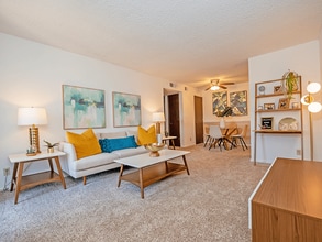 Fox Run Apartments in Wichita, KS - Building Photo - Building Photo