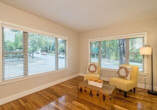 4015 8th Ave NE in Seattle, WA - Foto de edificio - Building Photo
