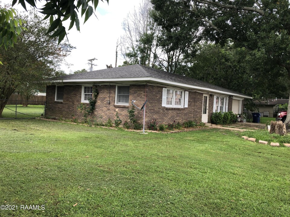 1118 Mary Ann St in Opelousas, LA - Foto de edificio