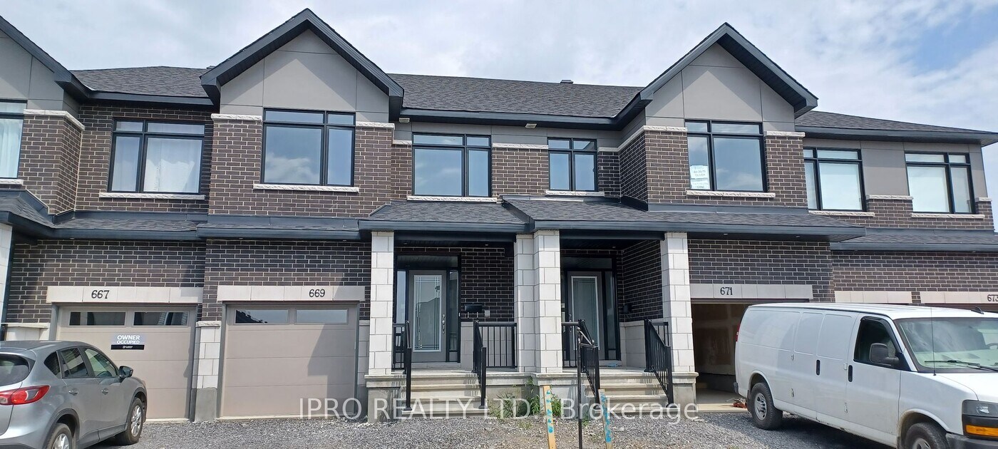 669 Rathburn Ln in Ottawa, ON - Building Photo
