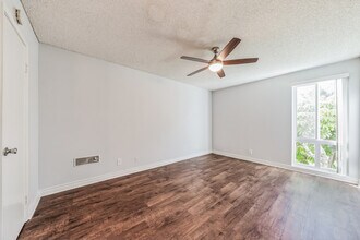 Woodbriar Apartments in Downey, CA - Foto de edificio - Building Photo