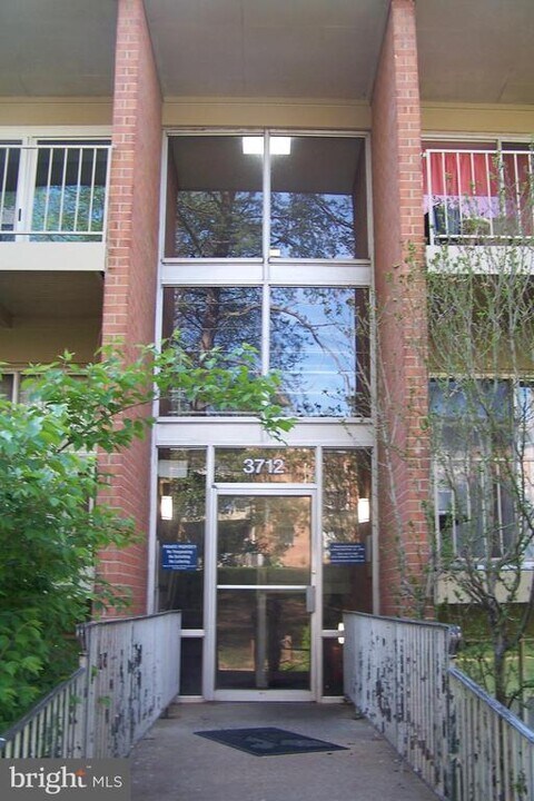 3712 N Rosser St in Alexandria, VA - Foto de edificio