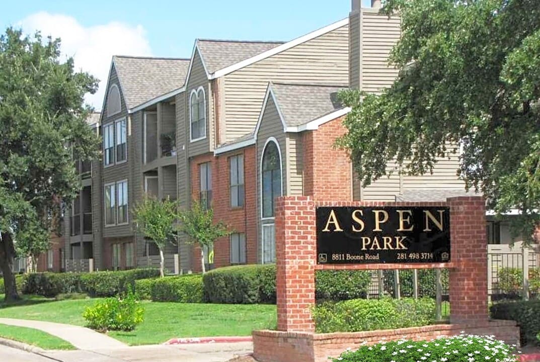 Aspen Park in Houston, TX - Building Photo