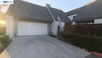 101 E Portola Way in Tracy, CA - Building Photo