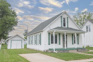 106 W Pine St in Cedar Bluffs, NE - Building Photo