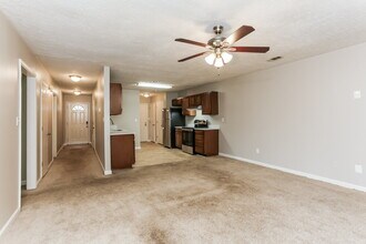 7960 Creekstone Way in Riverdale, GA - Building Photo - Building Photo