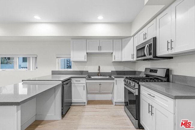 1409 N Hobart Blvd in Los Angeles, CA - Building Photo - Building Photo