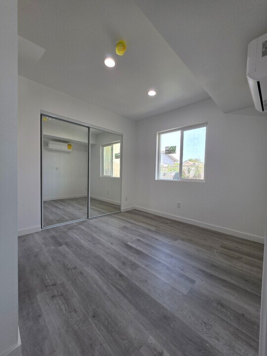 635 W 51st St, Unit three quarters in Los Angeles, CA - Building Photo