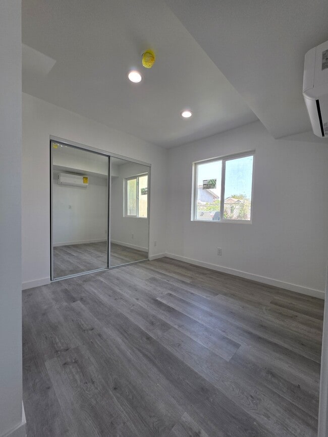 635 W 51st St, Unit three quarters