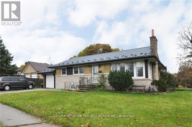 251 Erb St E in Waterloo, ON - Building Photo - Building Photo