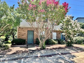 800 W Collins St, Unit 0206 in Denton, TX - Building Photo