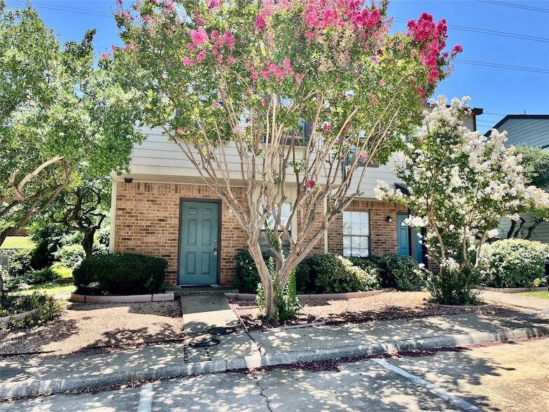 800 W Collins St, Unit 0206 in Denton, TX - Building Photo