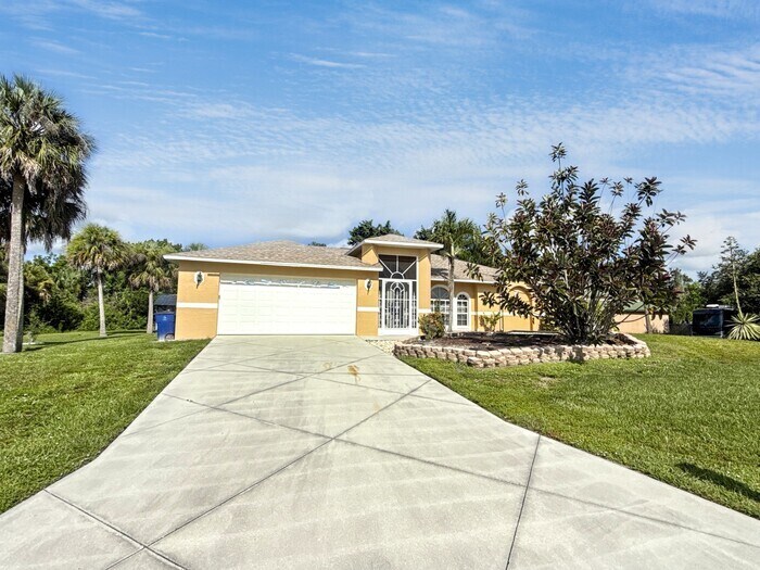 2240 Safe Harbour Ct in Alva, FL - Building Photo
