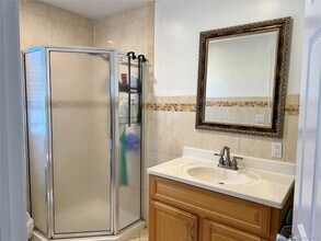 38 Manorhaven Blvd in Port Washington, NY - Building Photo - Building Photo