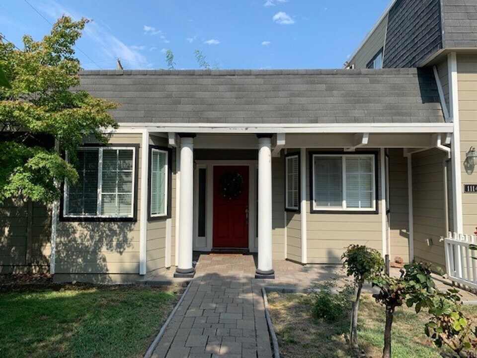 1114 Parkwood Way in Redwood City, CA - Building Photo