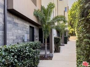 2111 N Cahuenga Blvd in Los Angeles, CA - Foto de edificio - Building Photo