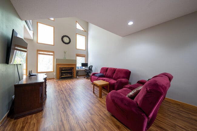 6882 Folkestone Rd in Apple Valley, MN - Foto de edificio - Building Photo