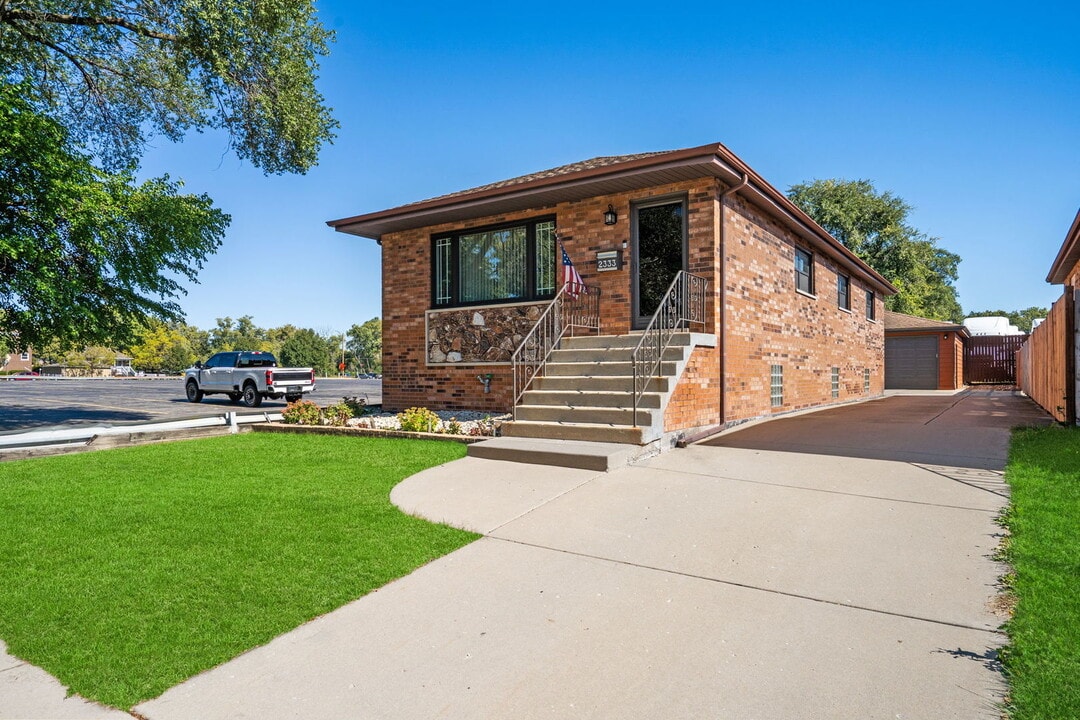2333 N Trumbull Ave in River Grove, IL - Building Photo