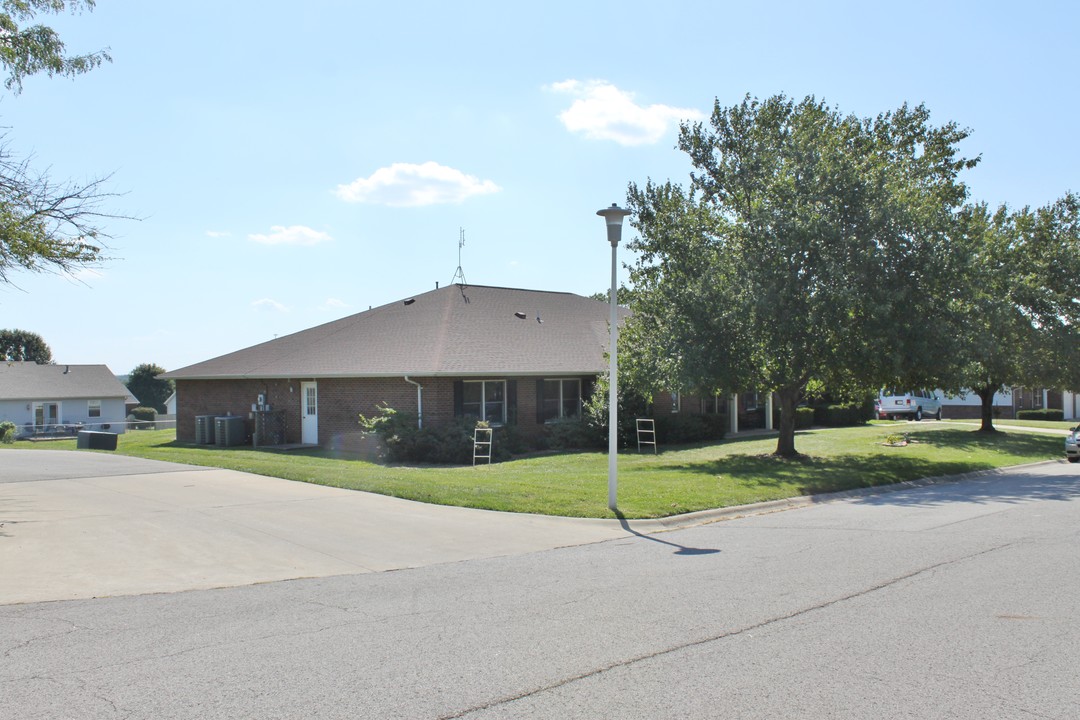 Bella Vista Family in Waterloo, IL - Building Photo