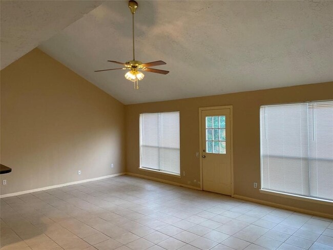 122 Queens Ct in Stafford, TX - Building Photo - Building Photo