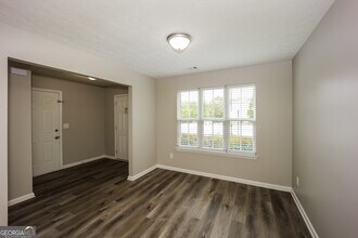9422 Lakeview Rd in Union City, GA - Building Photo - Building Photo