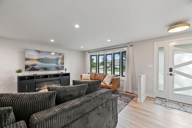 208 W Hartford Dr in Schaumburg, IL - Foto de edificio - Building Photo