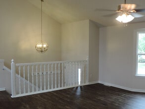 711 Hallbrooke Dr in Warrensburg, MO - Building Photo - Building Photo