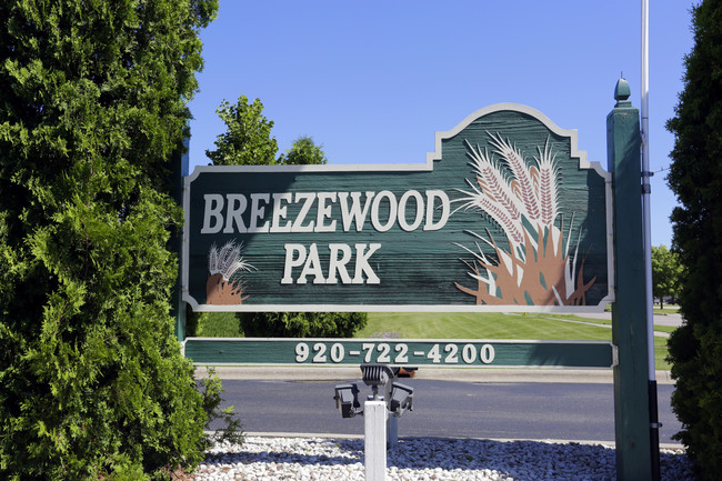 BREEZEWOOD APARTMENTS in Neenah, WI - Building Photo - Building Photo