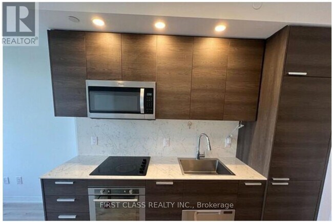 75 Canterbury Pl in Toronto, ON - Building Photo - Building Photo