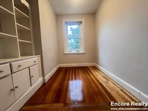 41 Stearns Rd in Brookline, MA - Foto de edificio - Building Photo