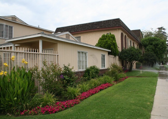 13400 Victory Blvd in Van Nuys, CA - Foto de edificio - Building Photo