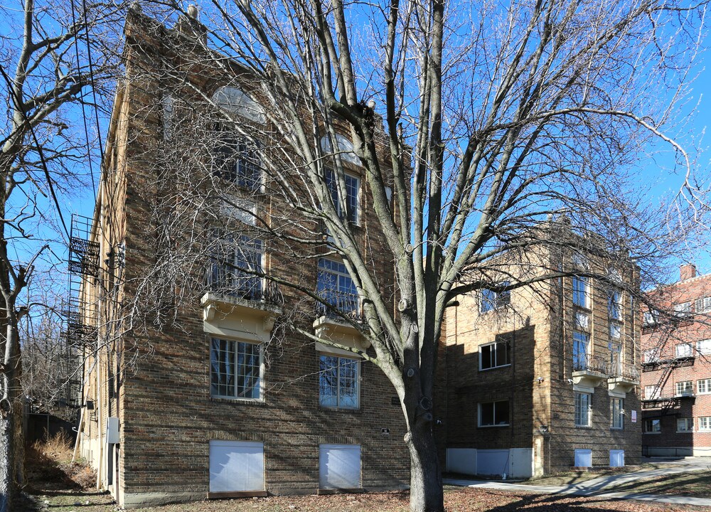 Cross Park Apartments in Cincinnati, OH - Building Photo