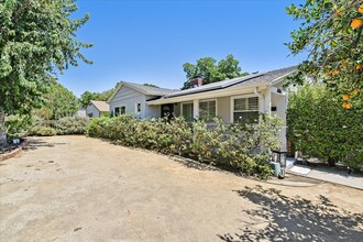 10904 Zelzah Ave in Granada Hills, CA - Building Photo - Building Photo