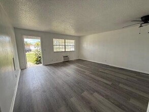 341 Silver Beach Rd in Riviera Beach, FL - Foto de edificio - Building Photo