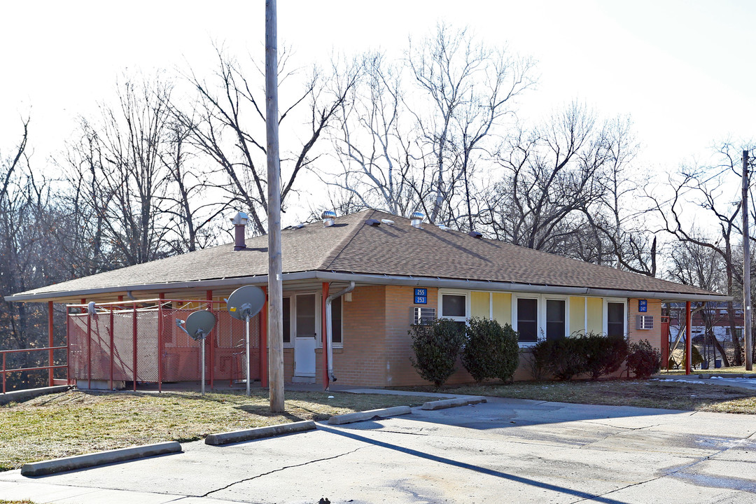 Alton Manor in Alton, IL - Building Photo