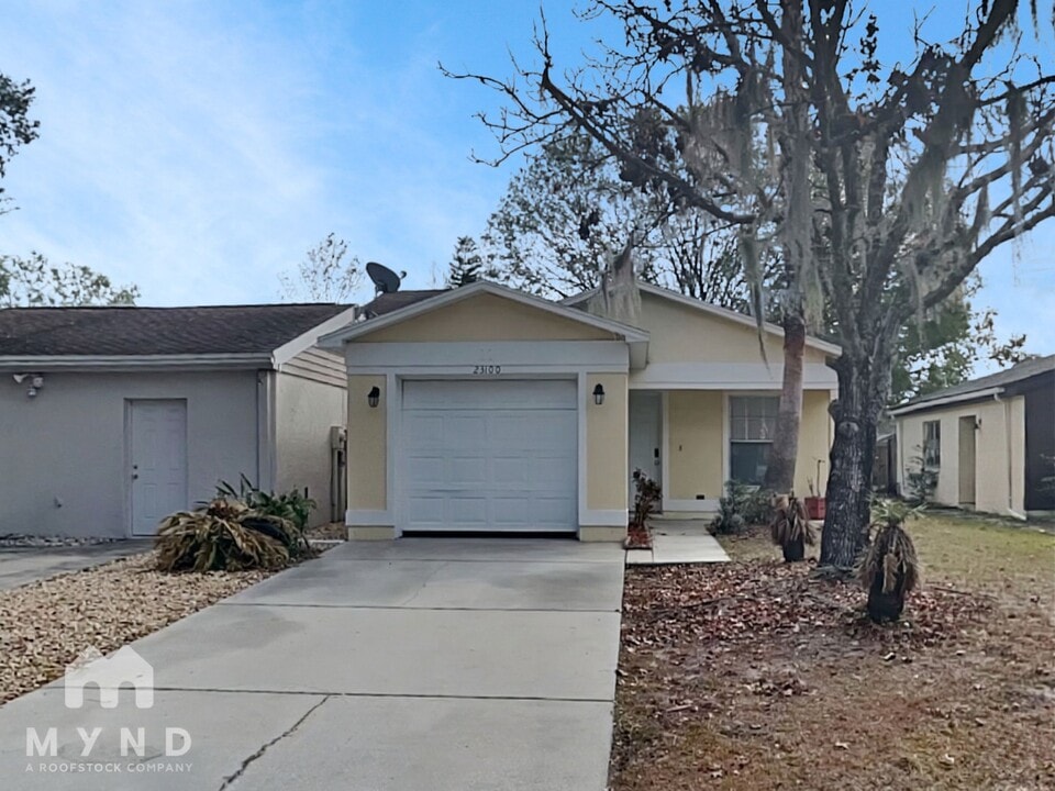 23100 Clearwater Pl, Unit 15A-2 in Land O Lakes, FL - Foto de edificio