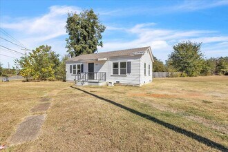 2000 N Douglas Blvd in Oklahoma City, OK - Building Photo - Building Photo