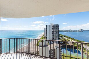 5420 N Ocean Dr in West Palm Beach, FL - Building Photo