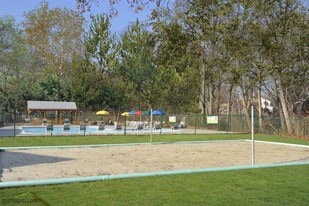 Parkview Court in Yeadon, PA - Building Photo