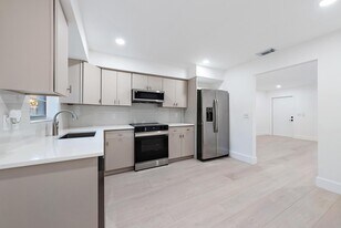 1928 Service Rd in North Palm Beach, FL - Building Photo